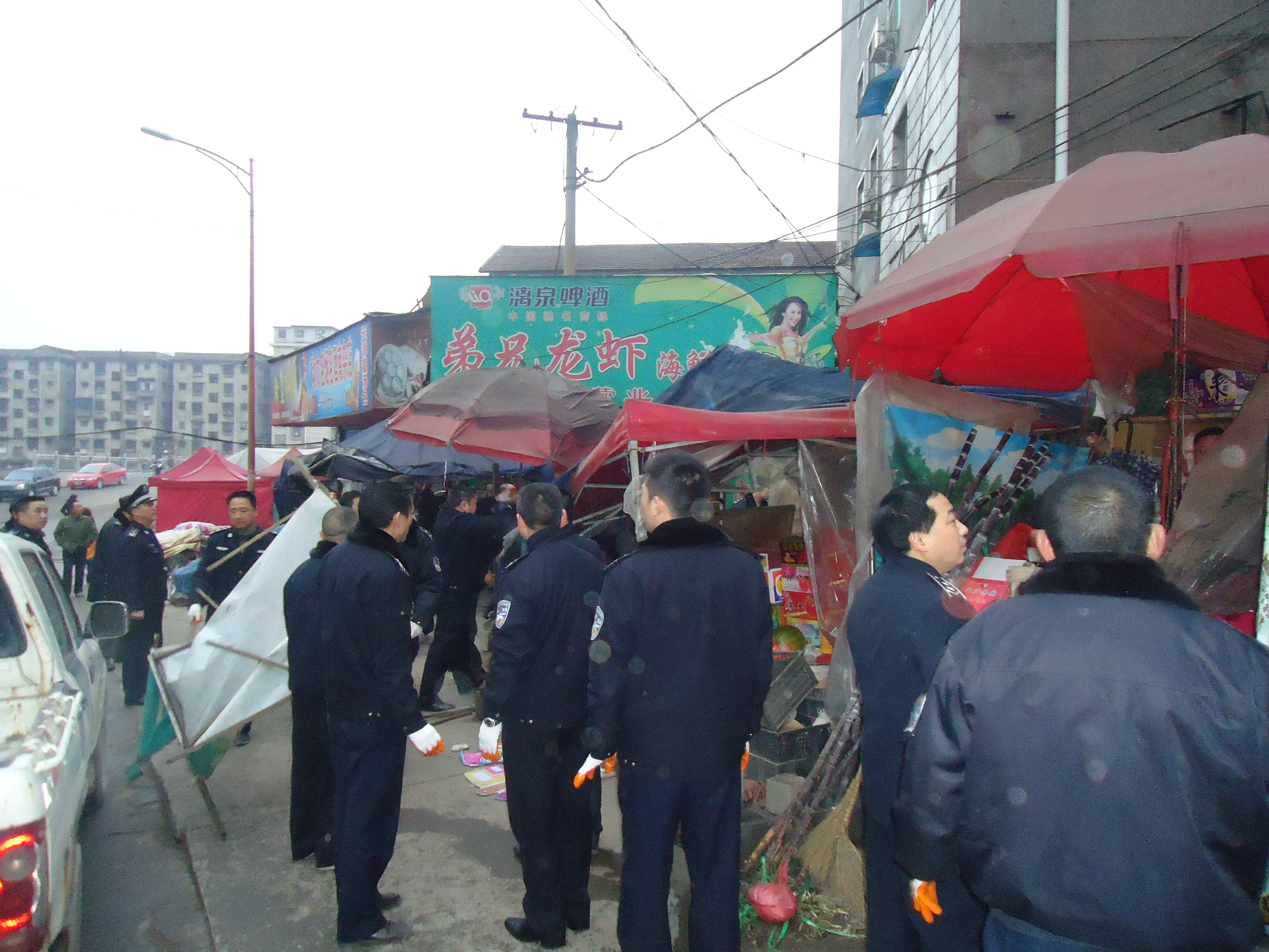 取缔占道经营的摊棚