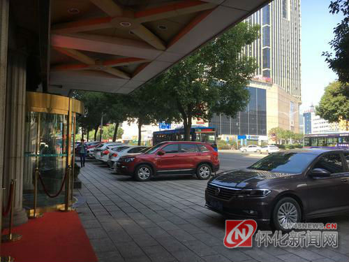 酒店门前的停车区域极为有限。 （本报记者 谢娜 摄）