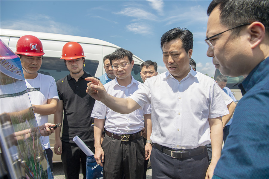 5月14日上午,市委副书记,代市长黎春秋调研城区高速出入口及连接线
