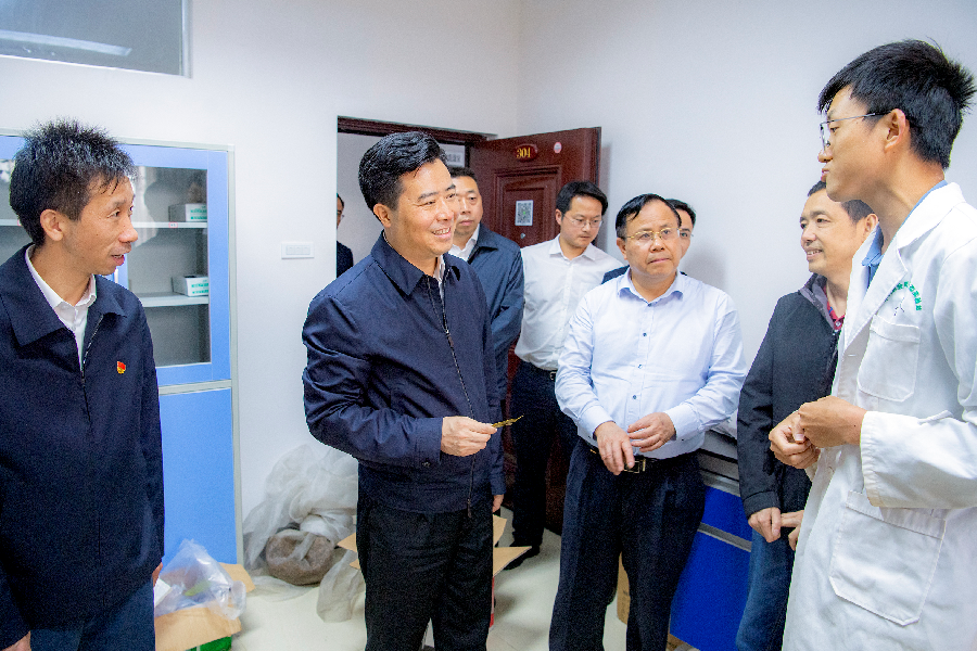(以上照片均由记者 潘雨 摄) 5月18日下午,市委副书记,代市长黎春秋在