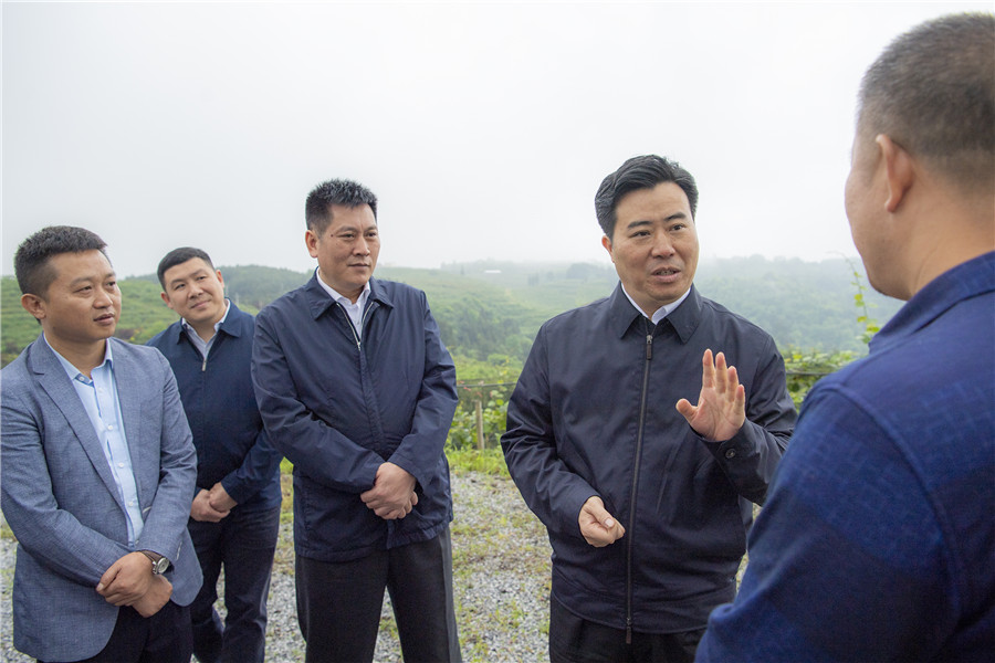 5月7日下午,市委副书记,代市长黎春秋在麻阳谭家寨乡楠木桥村调研.