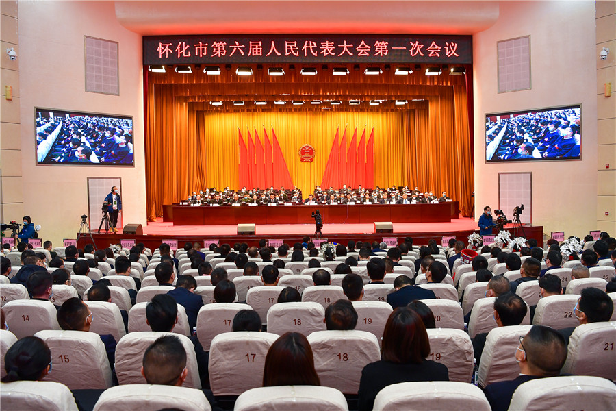 李万千当选为怀化市第六届人大常委会主任,黎春秋当选为怀化市人民