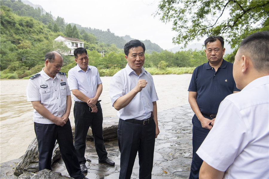 图为黎春秋在沅陵县借母溪乡调研。