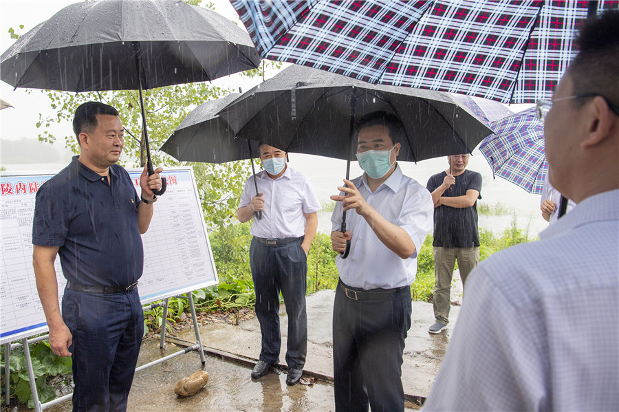 8月23日至24日，市委副书记、市长黎春秋在沅陵县、辰溪县调研。图为黎春秋在沅陵内陆港口场址，调研项