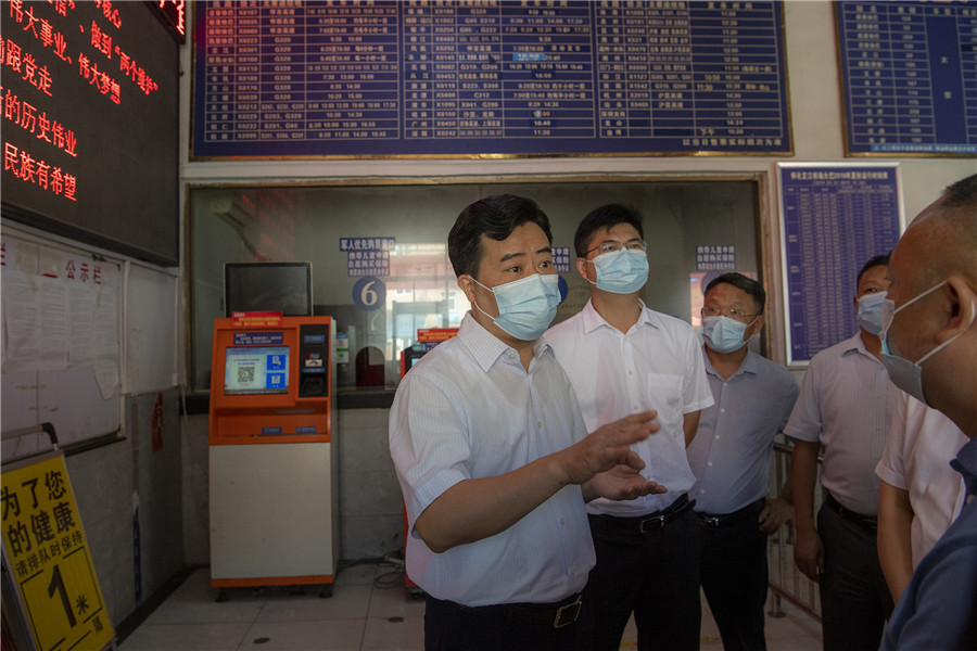 图为黎春秋在怀化汽车西站督导检查安全生产和疫情防控工作。