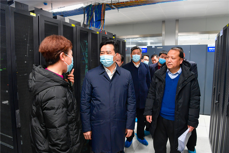 2月15日下午，市委副书记、市长黎春秋调研怀化大数据中心二期工程建设及数字产业化、产业数字化工作。图