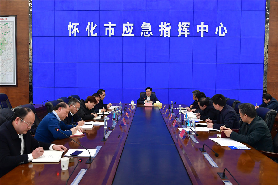 图为黎春秋听取相关工作情况汇报。（本报记者 潘雨 摄）