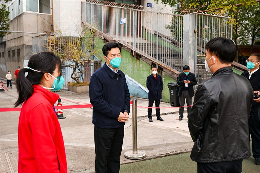11月25日上午，市委副书记、市长黎春秋在鹤城区督导检查疫情防控工作。图为黎春秋在迎丰街道莲花池社区
