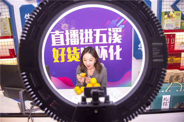 11月20日，网络主播正在直播间销售冰糖橙。（记者 杨智伟 摄）1