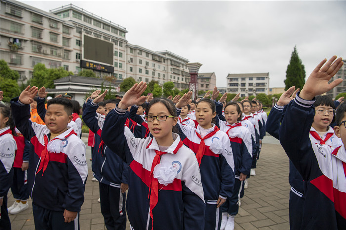 4月2日,芷江城南小学的学生在英雄广场烈士陵园祭奠烈士,集体宣读