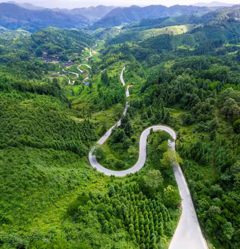 （山村通了致富路。）