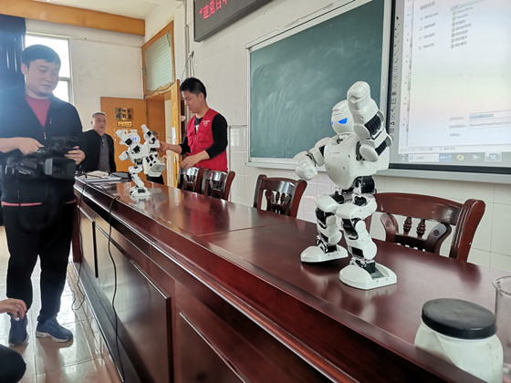 县科技馆：机器人进校园 青少年体验科技魅力01_副本.jpg