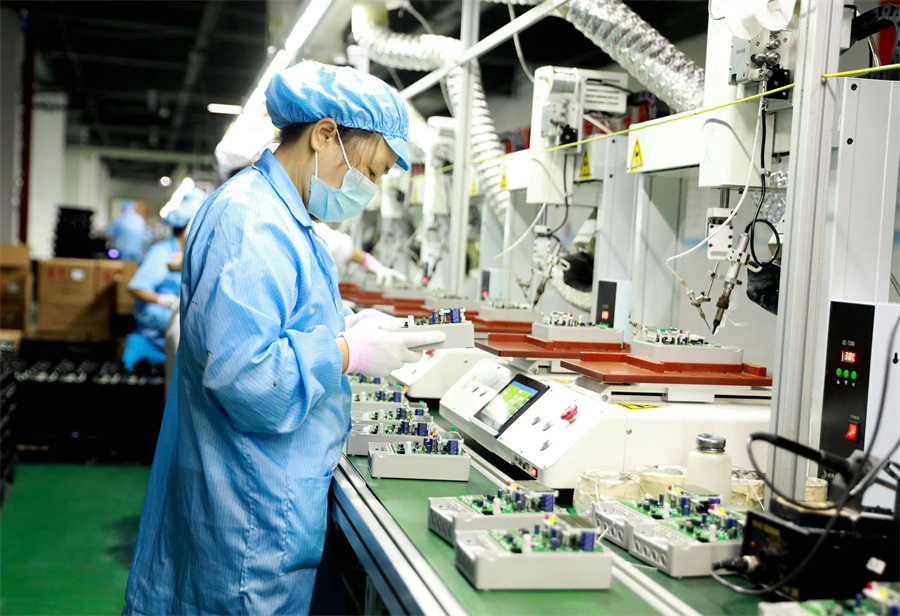 麻阳工业园怀化建南机器厂有限公司的工人们正在检查产品（张杰 摄）