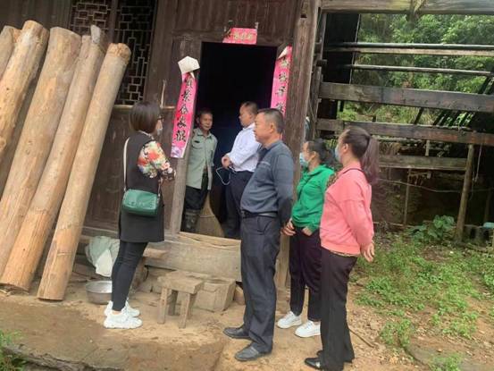 2021年12月溆浦县民政局、水东镇民政工作人员在水东镇走访核对低保残疾人家庭情况