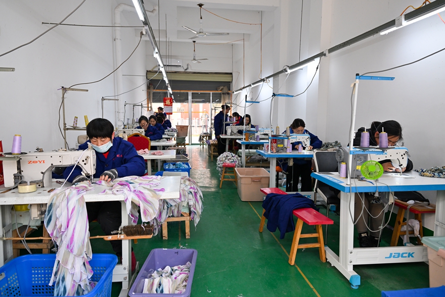 芷江海峡社区沅州新城的居民在金鑫制衣帮扶车间就业