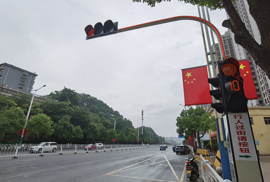 怀化首批触控式行人过街信号灯亮相