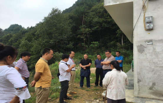市商粮局党组书记,局长姚茂良一行走访扶贫村
