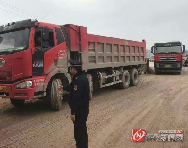 执法人员正在查处未按规定路线行驶车辆