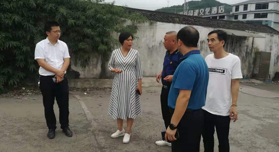 姚海燕来到长沙货运中心怀化物流车间新晃站,了解货运物流和特种设备