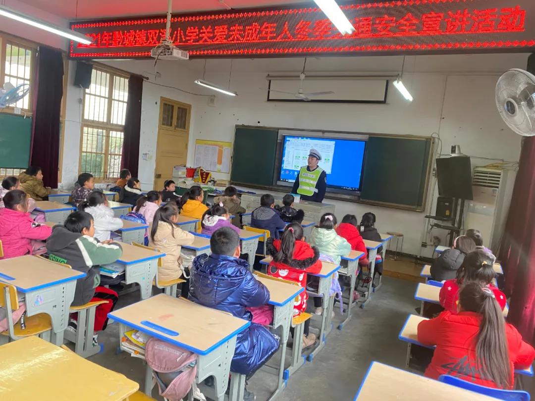 积极开展关爱农村儿童健康活动,为双溪中心小学的儿童送去书包,作业本