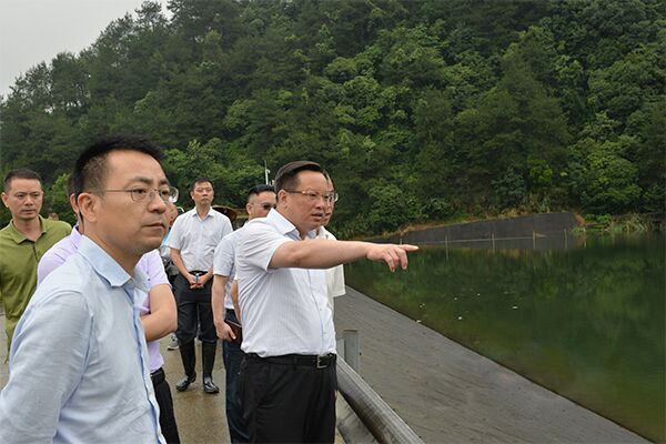 落实防范措施 6月17日,市委副书记,市长雷绍业专程赴中方县调度督导