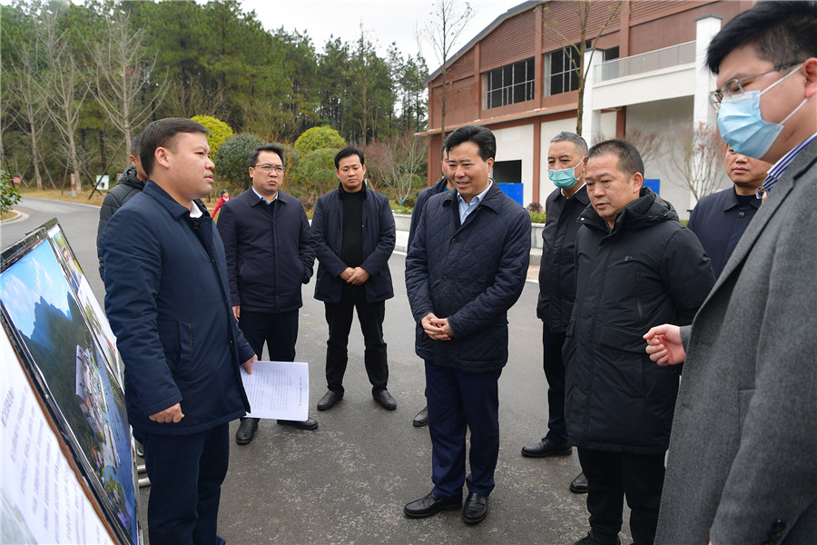 图为黎春秋在岩门公园调研。（本报记者 潘雨 摄）