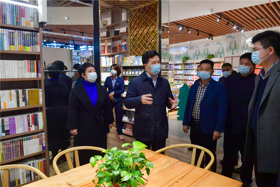 1月9日上午，市委副书记、市长黎春秋在城区调研民生实事工作，图为黎春秋在奥林社区一商业综合体调研。