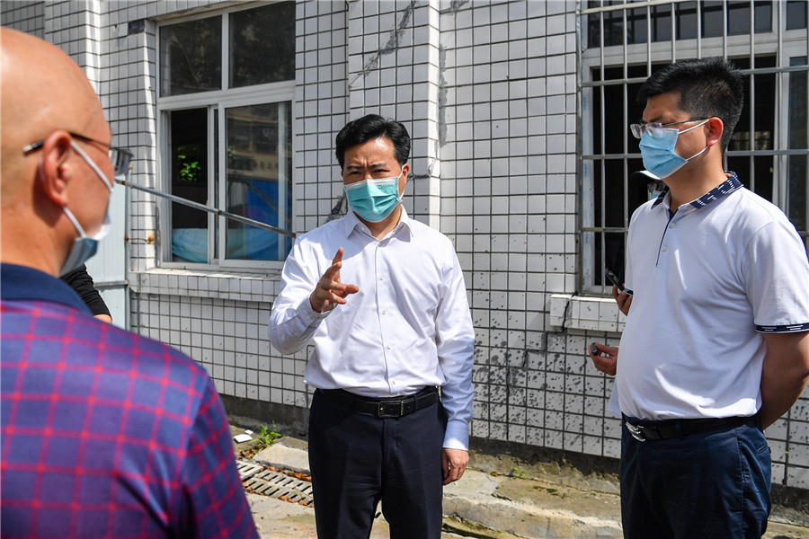 黎春秋在迎丰中学检查学校房屋安全