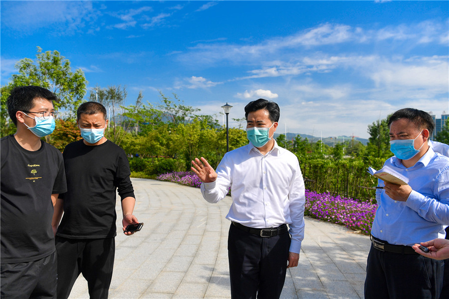 黎春秋在城区黄花坪游园调研城市游园建设工作（以上照片均由本报记者 潘雨 摄）