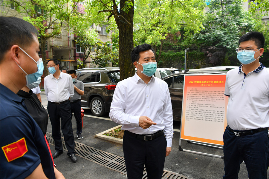 5月4日下午，市委副书记、市长黎春秋在城区建宁小区调研无物管小区治理工作。