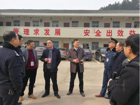 县常务副县长向华一行到恒友公交公司检查春运准备情况