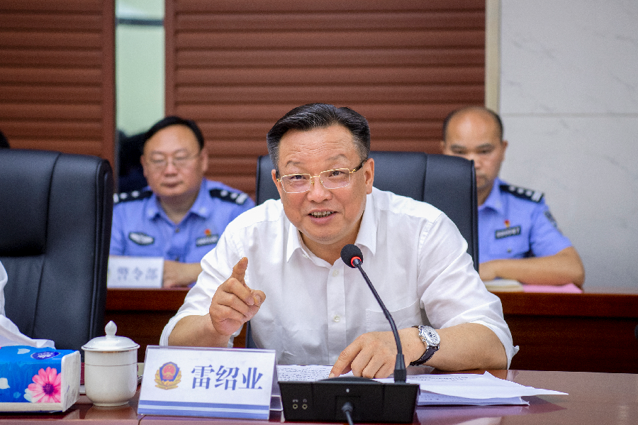 市委书记雷绍业讲话(以上照片均由记者 杨智伟 摄)