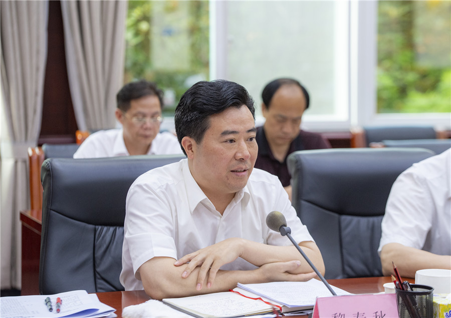 市委副书记,市长黎春秋讲话.(以上照片均由本报记者 潘雨 摄)