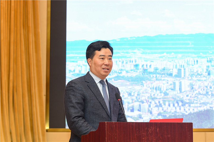 市委副书记,市长黎春秋主持.(以上照片均由记者 杨智伟 摄)