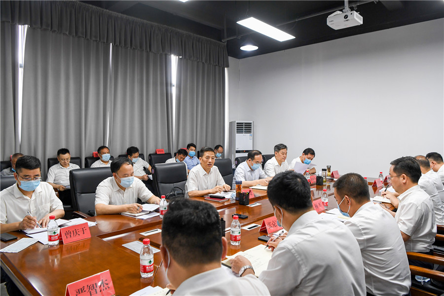（许忠建在陆海新通道运营（湖南）有限公司主持召开座谈会（以上照片均由记者 杨智伟 摄））