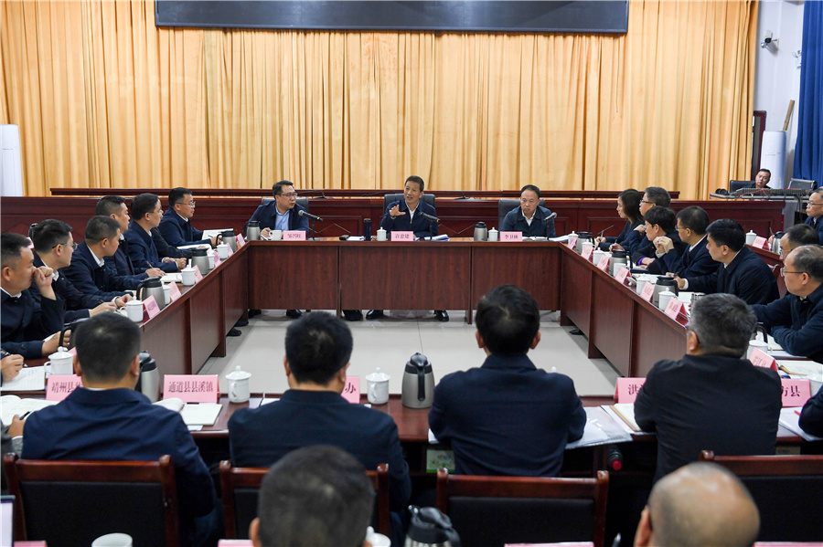 许忠建在县域中心城镇高质量发展座谈会上强调 坚持改革创新真抓实干 切实做大做强中心城镇