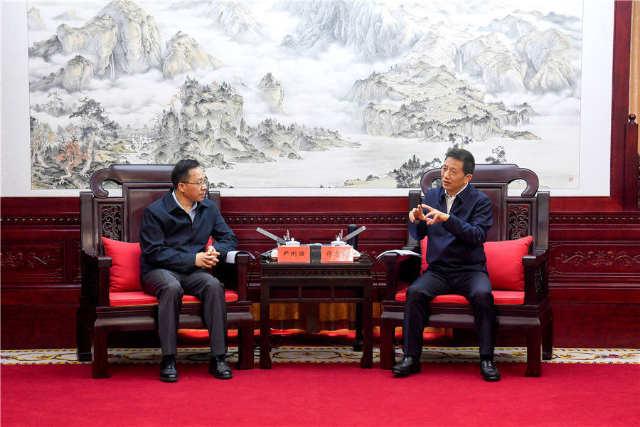 许忠建会见尹刚强一行