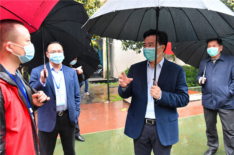3月30日上午,市委副书记,市长黎春秋以"四不两直"的方式督导鹤城区