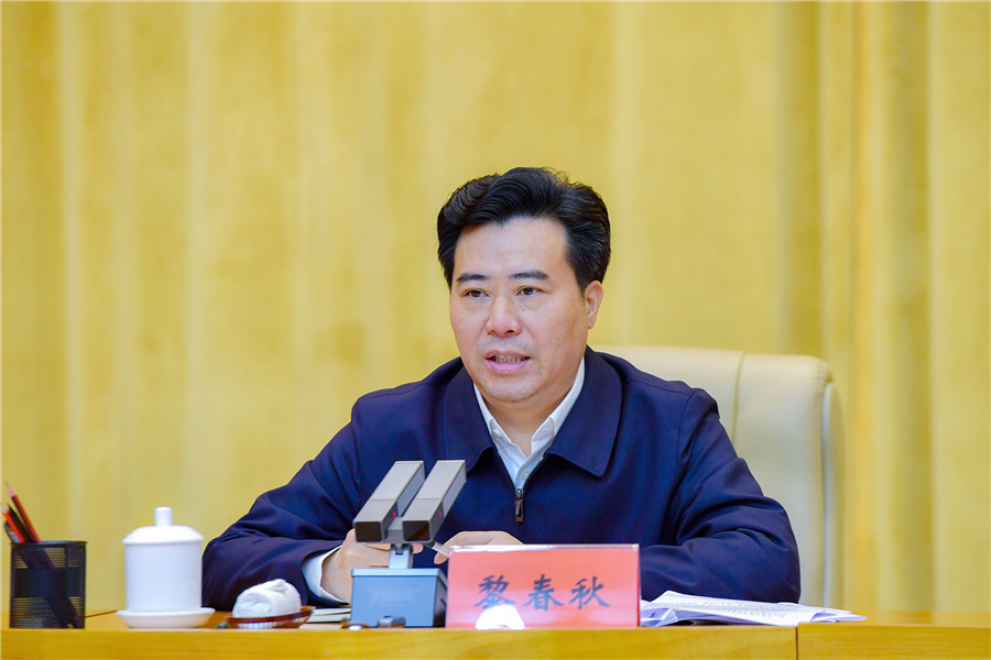 (市委副书记,市长黎春秋出席并讲话.(以上照片均由本报记者 潘雨 摄))