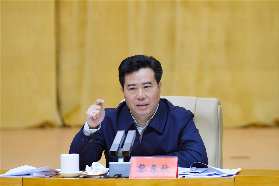 市委副书记,市长黎春秋出席并讲话.(以上照片均由本报记者 潘雨 摄)