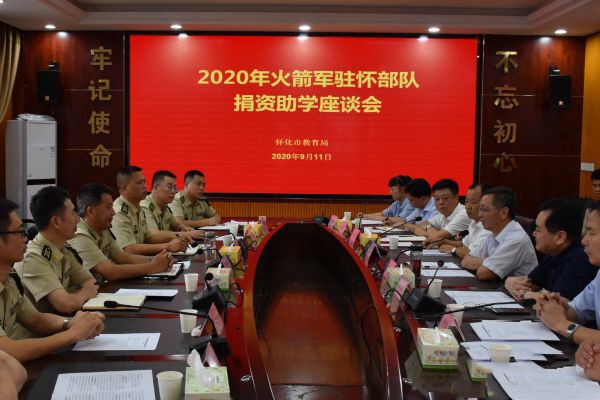 军民一家亲 9月11日,解放军驻怀某部副政治委员兼纪委书记邓荣珍带领