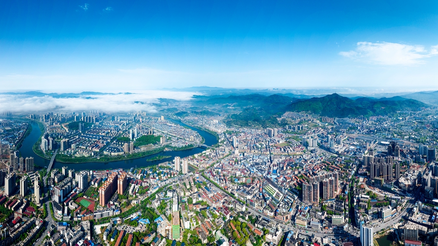 蓝天白云下,舞水河穿过怀化城区,中坡山与怀化国际陆港经开区清晰可见(怀化日报全媒体记者 潘雨 摄) 蓝天白云下,舞水河穿过怀化城区,中坡山与怀化国际陆港经开区清晰可见(怀化日报全媒体记者 潘雨 摄)