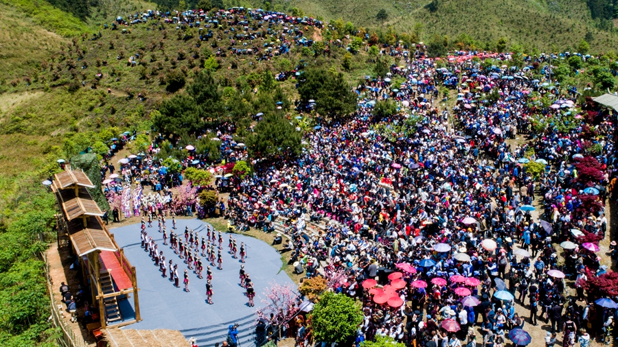通道三省坡附近的广西、贵州等省区的侗、苗、壮、瑶、汉各族人民也成群结队参加大戊梁歌会。(怀化日报全媒体记者 潘雨 摄) 通道三省坡附近的广西、贵州等省区的侗、苗、壮、瑶、汉各族人民也成群结队参加大戊梁歌会。(怀化日报全媒体记者 潘雨 摄)