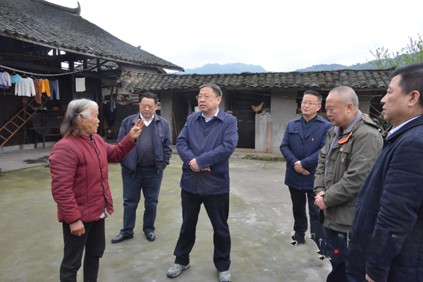 县委书记蒙汉督战大江口镇脱贫攻坚工作 - 怀化市人民政府