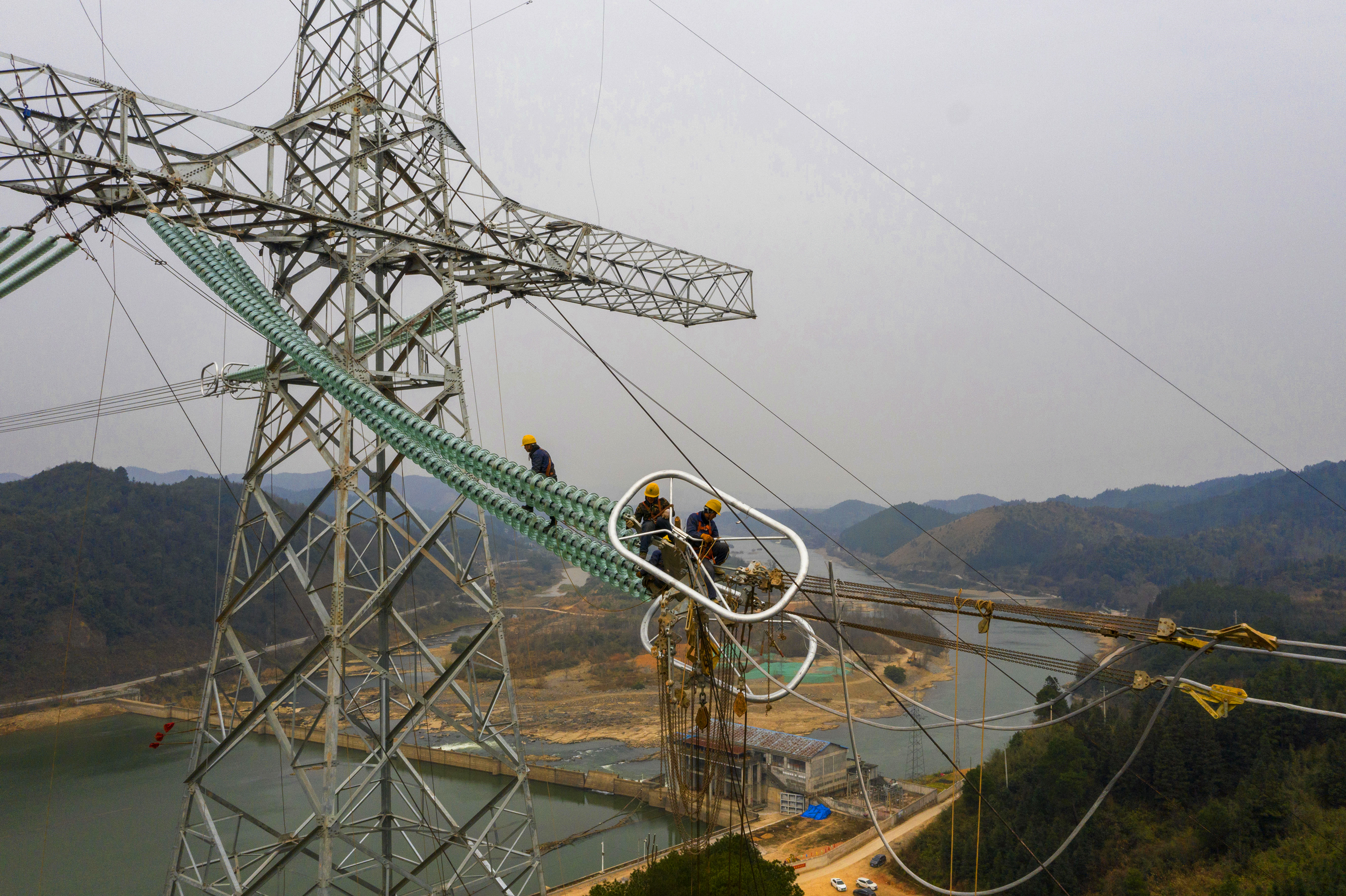 西电东送:雅中至江西800千伏特高压直流输电工程加紧施工