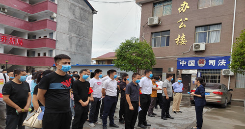 工作人员集合现场