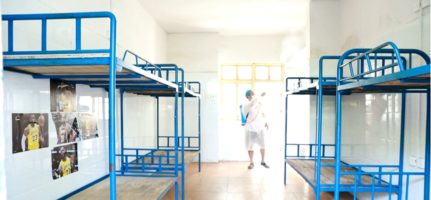 9月1日,是麻阳一中高二,高三年级报到的第一天,在学校门口记者看到,前