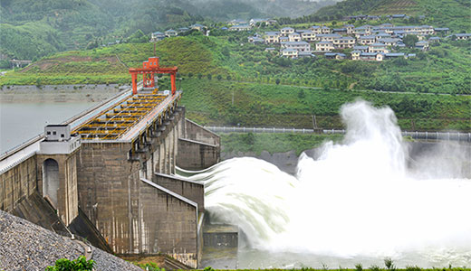 洪江市托口水电站开闸腾库错峰泄流