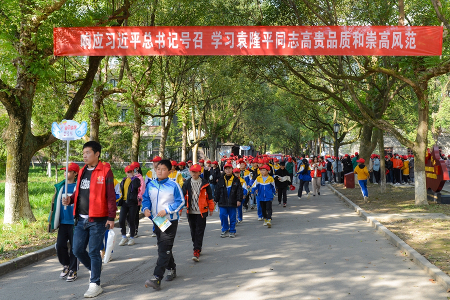 007：学生们在安江农校参观学习