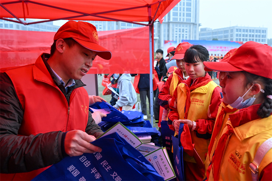 怀化市习语连心理论宣讲志愿服务队为市民发放宣传手册